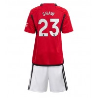 Manchester United Luke Shaw #23 Domáci Detský futbalový dres 2023-24 Krátky Rukáv (+ trenírky)